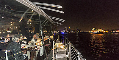 deluxe-dhow-during-dinner-cruise