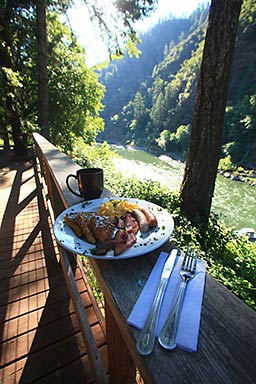 Rogue River Paradise Lodge breakfast