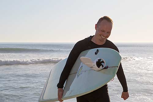 Boost Surfing fin and happy surfer