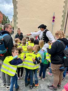 Passau Guide with school children.
