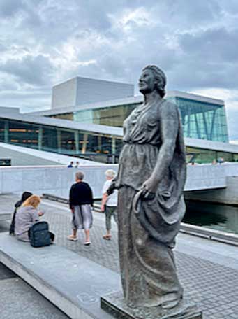 Statue of opera singer Kirsten Flagstad, Oslo's Opera House