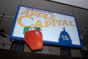 Wenatchee the Apple Capital signa