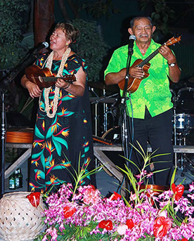 Hawaiian singers at Kalapana Market