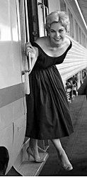 Kim Novak getting off train in LA 1958