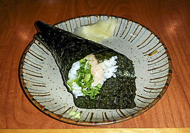 Suski Hachi salmon skin hand roll