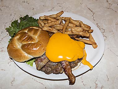 Hamburger at Mel's Hardluck Diner, Branson