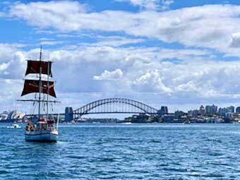 Sidney sails before the Harbour Bridge