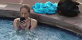 reading-phone-in-hot-tub