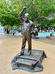 Statue of Auckland Mayor Dove-Myer Robinson by New Zealand sculptor Toby Twiss