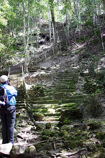 El Mirador danta complex steps from second platform to third